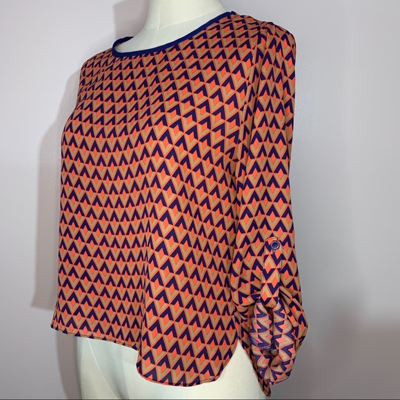 Peep-hole back geometric top - Picture 3 of 6